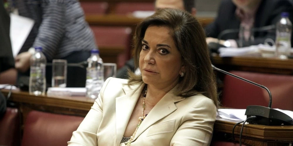 Επίθεση με χυδαία συνθήματα στα γραφεία της Ντόρας Μπακογιάννη στα Χανιά (εικόνες)